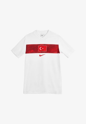 Biała sportowa koszulka Nike z czerwoną poziomą opaską z turecką flagą i czerwonym logo Nike poniżej opaski.