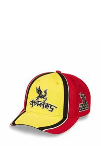 Cappellino da baseball con parte frontale gialla, lati rossi e visiera curva nera. Presenta disegni ricamati di un uccello e testo sulla parte frontale e laterale.
