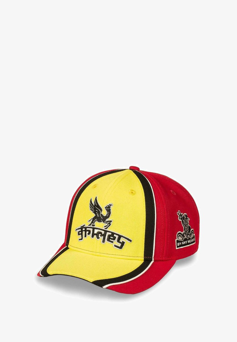 Cappellino da baseball con parte frontale gialla, lati rossi e visiera curva nera. Presenta disegni ricamati di un uccello e testo sulla parte frontale e laterale.