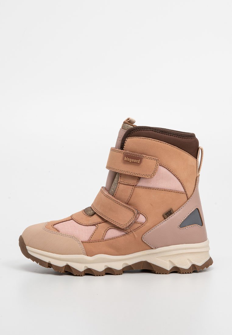 Hikingstiefel in Tan und Rosa mit einem mittelhohen Design, Klettverschlüssen, Gummisohlen und einer strukturierten Oberfläche für Griffigkeit. Mit seitlichem Akzentdesign.