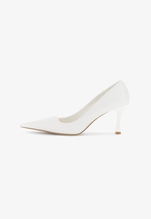 Scarpa da donna con tacco alto in pelle bianca, punta appuntita e tacco sottile su sfondo bianco neutro.