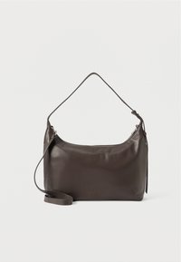 Geantă maro din piele, cu formă curbată, închidere cu fermoar și curea reglabilă. Dispune de un logo subtil în relief pe partea din față.