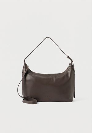 Barna bőr válltáska ívelt formával, cipzáras záródással és állítható pánttal. Az elején finoman dombornyomott logó található.