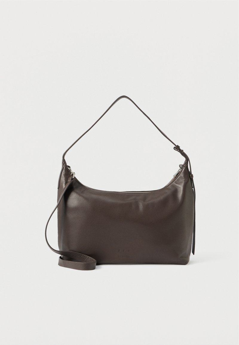 Geantă maro din piele, cu formă curbată, închidere cu fermoar și curea reglabilă. Dispune de un logo subtil în relief pe partea din față.