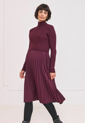 Seraphine, MATERNITY  TURTLE NECK PLEATED NURSING MIDI DRESS - Vestido de punto - burgundy red