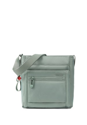 Firkantet lysegrå crossbody taske med flere forreste lynlåslommer og en bred justerbar rem.