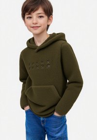 Sudadera de forro polar verde oliva con bolsillo canguro y patrón texturizado, presenta un logo en relieve en la parte delantera, combinada con jeans azules.