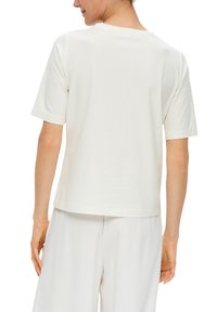 s.Oliver BLACK LABEL MIT DEKO-TAPE AM AUSSCHNITT - T-shirt imprimé - creme