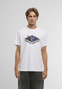 Balts kokvilnas T-krekls ar grafisku apdruku, kurā redzams uzraksts "UNFAIR BOXING" melnā krāsā, papildināts ar zila un melna dizaina elementiem. Standarta piegriezums.