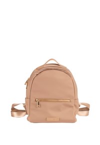 Zaino beige realizzato in nylon liscio con una forma rotonda, dotato di una tasca frontale con cerniera, accessori in oro e spallacci regolabili.