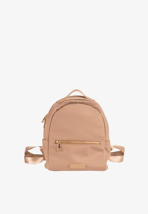Beige rugzak van glad nylon met een ronde vorm, voorzien van een voorzak met rits, gouden hardware en verstelbare schouderbanden.