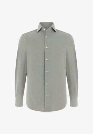 Chemise à manches longues gris clair avec col classique et boutons blancs, présentée sur un fond blanc.