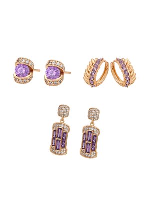 Drei Paar goldene Ohrringe mit violetten Edelsteinen und weißen Diamanten, bestehend aus Steckern, Creolen und hängenden Designs auf weißem Hintergrund.