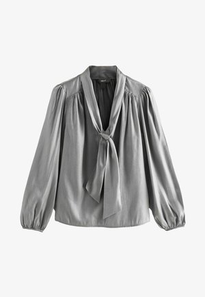 Šedá blůza vyrobená z hladké tkaniny, s designem s vázáním u krku, dlouhými nabíranými rukávy a nabranými detaily na ramenou.