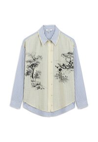 Camicia con bottoni e fronte testurizzata color crema con stampe di alberi e paesaggi; maniche a righe blu e bianche; colletto a punta.