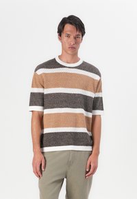 Maglione a maniche corte lavorato a maglia con strisce orizzontali in marrone, beige e bianco, colletto girocollo a coste e vestibilità rilassata.
