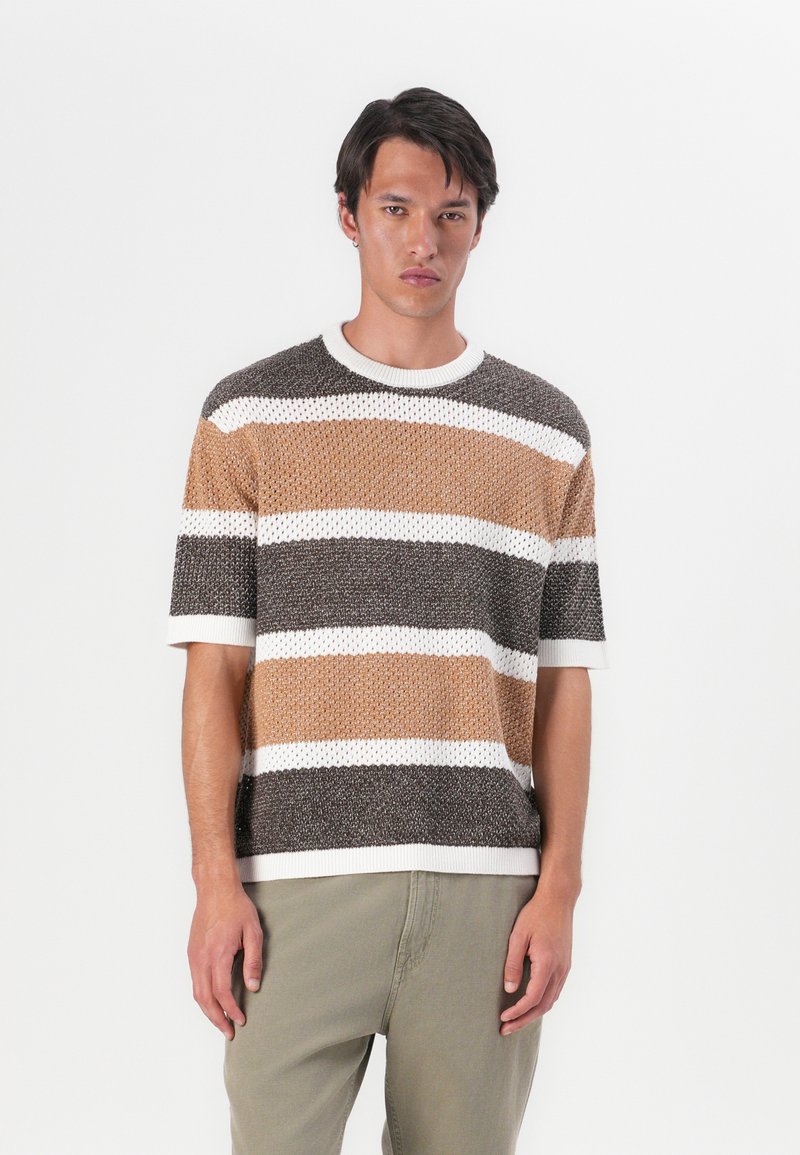 Maglione a maniche corte lavorato a maglia con strisce orizzontali in marrone, beige e bianco, colletto girocollo a coste e vestibilità rilassata.