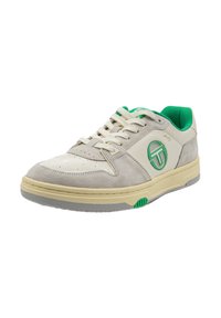 Witte en lichtgrijze sneaker met groene accenten, gemaakt van suede en leer, ronde neus, platte veters, logo aan de zijkant, rubberen zool.