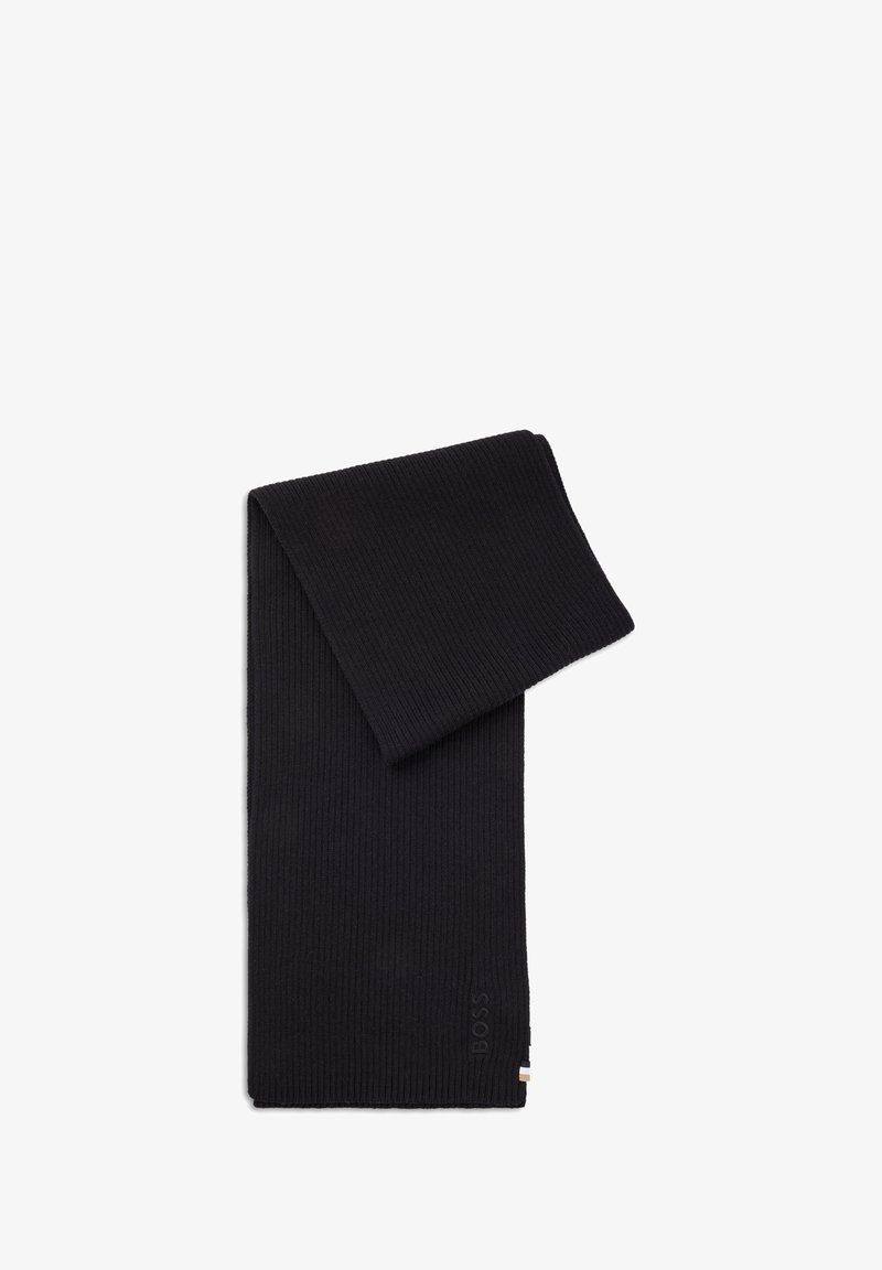 Cachecol de malha riscada preto dobrado, com o discreto logotipo "BOSS" estampado junto à borda, em fundo branco.