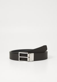 Ceinture en cuir noir avec une boucle en argent poli. La sangle est plate et lisse, présentant une texture subtile et une extrémité arrondie.