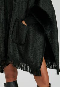 South Beach FAUX FUR PONCHO - Mantella - black