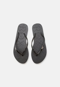 Schwarze Flip-Flops mit strukturierten Gummisohlen und schwarzen Riemen. Die Sohle zeigt ein sich wiederholendes Muster. Leichtes Design, geeignet für die lässige Freizeit.