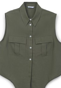 Camicia senza maniche verde oliva con bottoni e colletto a punta, dotata di due tasche a patta sul petto e un'etichetta del marchio sul collo.