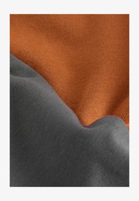 No seleccionado, rust brown