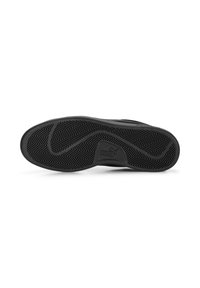 Fekete sneaker talp halszálka mintával, amelyen egy logó található a sarkon és sima gumis felület.