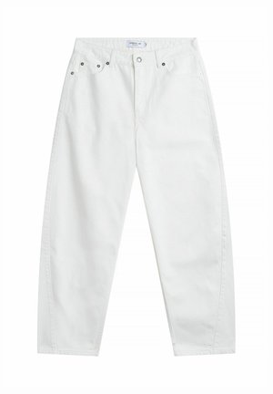 Witte jeans met hoge taille en rechte pijpen, voorzien van een frontale knoop-, ritsluiting, riemlussen en met klinknagels versterkte zakken, getoond tegen een effen achtergrond.