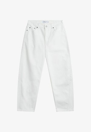 Hvide jeans med høj talje og lige ben, med knaplukning foran, lynlås, bæltestropper og nittede lommer, vist på en ensfarvet baggrund.