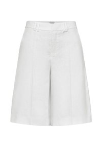 Shorts blancs en lin à taille haute avec passants pour ceinture et plis avant, conçus pour une coupe ample et confortable.