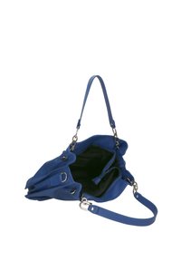 Bolso de cuero azul con un interior espacioso, cuenta con herrajes plateados, correas dobles y un acabado texturizado. La parte superior abierta revela múltiples compartimentos.