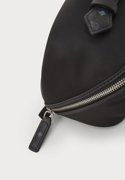 Saco de tecido preto com um zíper prateado brilhante, em forma oval, puxador de zíper texturizado e superfície lisa. Sem padrões ou detalhes visíveis.