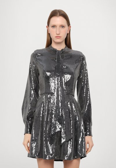 Robe grise en sequins avec un col montant, des manches longues et une jupe évasée. Présente une surface texturée et un éclat subtil grâce aux sequins.