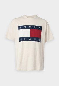 BIG FLAG TEE - Print T-shirt - oat
