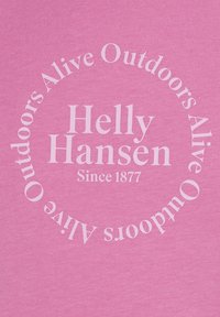 Růžové bavlněné tričko s kulatým bílým grafikou, na které je text "Helly Hansen Since 1877" a v repetitivním vzoru "Alive Outdoors".