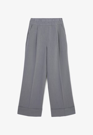 Graue weit geschnittene Hose mit dehnbarem Bund, seitlichen Taschen und einem glatten, strukturierten Stoff, der einen sauberen Saum und minimale Details aufweist.