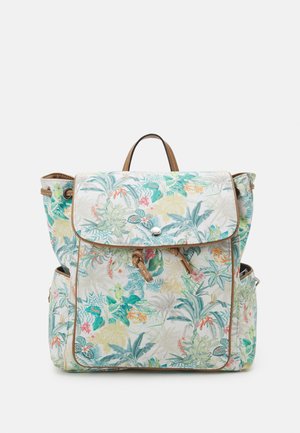 Sac à dos à motif floral avec un compartiment principal, un rabat avant et des accents en cuir brun. Comprend des poches latérales et une poignée supérieure pour le transport.
