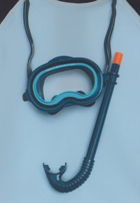 Máscara de snorkel preta e turquesa com tiras ajustáveis, acompanhada de um snorkel preto com ponta laranja e textura estriada.