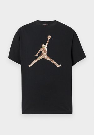 Sort bomulds t-shirt med et stort Jordan silhuet grafik i jordfarver; kortærmet og med rund hals design.