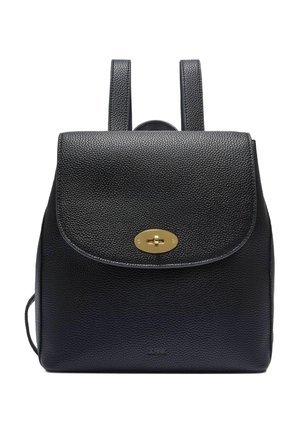Czarny plecak ze skóry o fakturze, z klapą zamykaną na złotą owalną blokadę obrotową, wyposażony w dwa paski na ramiona i górny uchwyt.