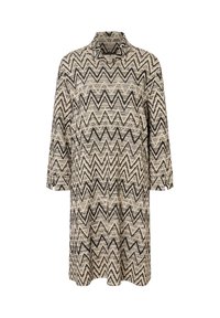 Knielanges Kleid in Beige mit schwarzem Zickzackmuster. Hat einen Kragen und Dreiviertelärmel; aus strukturiertem Stoff gefertigt.