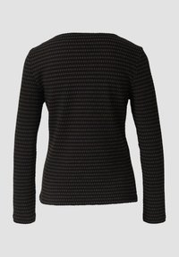 Dopasowany sweter z długim rękawem w czarno-brązowy drobny wzór w kratkę, pokazany z tyłu na jednolitym szarym tle.