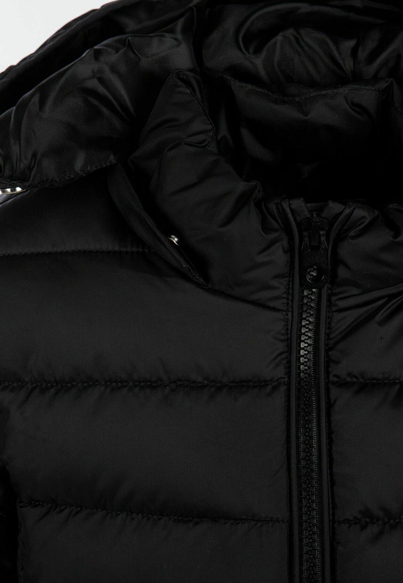 Giacca nera imbottita con chiusura a zip, caratterizzata da un motivo trapuntato, texture esterna liscia e cappuccio removibile.