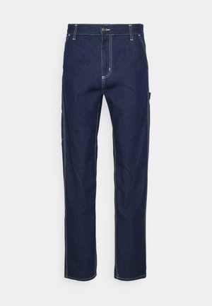 Dunkelblaue Straight-Leg-Jeans mit weißen Nähten, Knopf- und Reißverschluss, Gürtelschlaufen und seitlicher Werkzeugtasche.