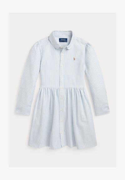 Gaiši zils svītrainais kleita ar garām piedurknēm, pogu priekšu un jostas šuvi. Iezīmēta ar mazu izšūtu logotipu uz krūšu. Izgatavota no kokvilnas.