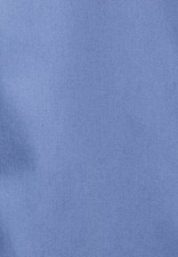 Ljusblå tygtextur med en slät yta, som har en subtil glans och jämn konsistens över hela ytan. Inga mönster eller utsmyckningar.