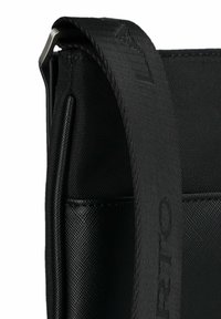 Czarna torba na ramię z teksturowanej tkaniny, szerokim regulowanym paskiem i metalowymi akcesoriami. Design jest prosty, z czystymi liniami.