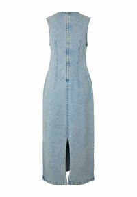 Robe midi en denim bleu clair sans manches avec fermeture éclair dans le dos, détails de couture verticale et fente centrale au dos.